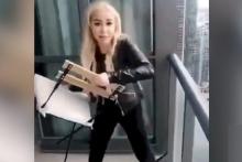 شهرت دردسرساز؛ ویدئوی پربازدید زنی که برای "خنده" صندلی را از بالای برج به خیابان انداخت/ پلیس تورنتو در تعقیب مظنون