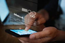 خشونت آنلاین علیه فعالان زن افغانستان پس از تسلط طالبان سه برابر شده است