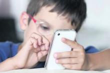 درخواست سرمایه‌گذاران اپل برای مقابله با اعتیاد کودکان به تلفن همراه