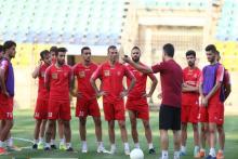 تیغ سرخ زیر گلوی تیم گل‌محمدی