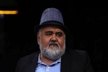 عکسی که از اکبر عبدی در کنار یک دختر جوان لو رفت جنجالی شد