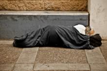 آزار شیطانی مرد بی خانمان به زنی که به او پناه داد