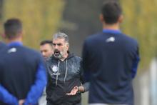 استقلال فکری هر هشت روز، یک بحران