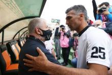 آشتی هاشمی نسب و علی پروین در ورزشگاه آزادی