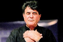 تصاویری از حضور مردم در آرامگاه شجریان و اخوان ثالث در نخستین روز سال