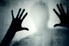 آزار شیطانی کودک در باغ انگور بین دو نیمه فوتبال ایران و عراق!