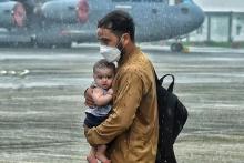 عکسی از پدر افغان و فرزندش که دنیا را تکان داد