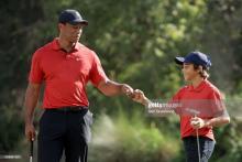 اسطوره گلف دنیا کنار پسرش