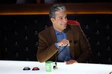 عکسی تلخ از سوگواری آریا عظیمی‌نژاد بر مزار مادرش