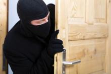 دامادی که عادت داشت در خواب حرف بزند، سرقت از خانه پدرزنش را لو داد