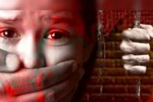 آزار شیطانی به دختر سرایدار پشت درختان کارخانه