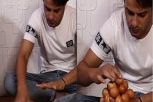 مرد عراقی رکورد حفظ تعادل ۱۸ تخم مرغ با یک دست را از آن خود کرد