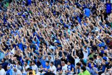 درگیری هواداران آبی و قرمز بیرون سردار جنگل