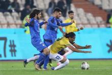 خط میانی استقلال راه می افتد