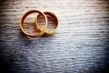 نصب آگهی ازدواج روی دیوارهای شهر