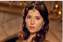 سلما ارگچ در نقش همسر مولانا کنار شهاب حسینی و پارسا پیروزفر