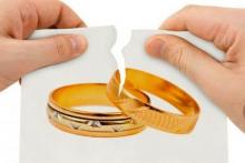 وقتی کلید را توی قفل انداختم و در بازشد، زنی را در برابر خودم دیدم