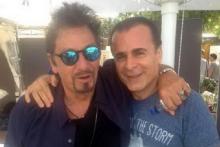 کارگردان ایرانی در حال سرو بستنی برای آل پاچینو