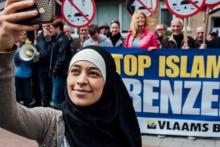 سلفی دختر محجبه با مخالفان اسلام! (+تصاویر)