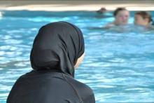 تنبیه دو خانم برای خودداری از شنا کردن در استخر مختلط !