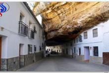 زندگی در شهری عجیب با خانه هایی در میان صخره ها (+تصاویر)