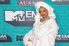 خانم بازیگر با حوله حمام روی فرش قرمز