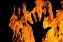 شوهر غیرتی وقتی فیلم سیاه شیلا با 5 جوان فامیل را دید او را به آتش کشید