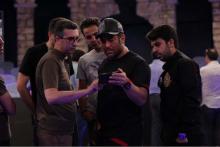 محمدرضا گلزار در پشت صحنه مسابقه بزرگ تلویزیونی