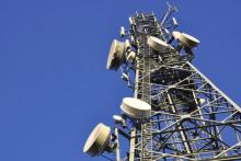 بررسی سطح مجاز امواج الکترومغناطیسی آنتن‌های مخابراتی در دانشگاه فردوسی