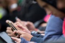 پیری زودرس؛ پیامد خیره شدن زیاد به صفحه‌‌نمایش موبایل و لپ‌تاپ