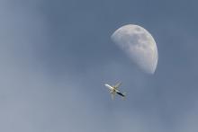 چرا گاهی ماه در روشنایی روز پدیدار می‌شود؟