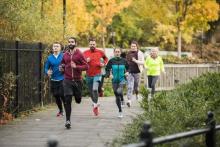 افزایش سن، فعالیت بدنی زنان را بیشتر کاهش می‌دهد یا مردان؟