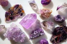 بررسی اثر شفابخش سنگ‌های قیمتی با کمک اینشتین