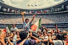 اهدای کفش مارادونا به مربی سرشناس فوتبال ایران