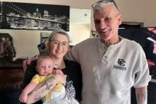 ملاقات پدر و دختر پس از ۲۵ سال دوری(+عکس)