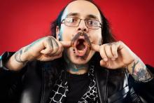 این مرد با ایجاد ۱۷ حفره و سوراخ روی صورتش رکورد دار شد