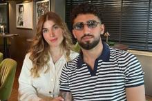 عاشقانه‌های مهاجم استقلالی با همسرش وسط زمین فوتبال