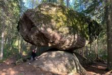 ۱۲ هزار سال مبارزه با جاذبه؛ صخره عجیب فنلاندی