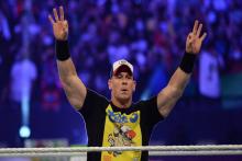 خشن‌ترین مرد جهان با همسر ایرانی‌اش در خیابان‌های لندن(+عکس)