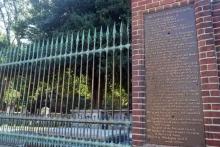 معنی سکه‌هایی که آمریکایی‌ها روی قبر می‌گذارند، چیست؟