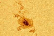 پل درخشان و شگفت‌انگیز بر سطح خورشید