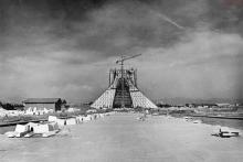 تصویری جالب از ساخت برج میدان آزادی در سال ۱۳۴۹