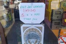 فروشگاهی که گردشگران برای دیدن اجناس آن هم باید پول بپردازند