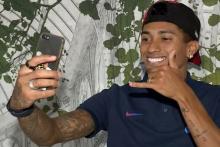 جنجال ستاره بارسلونا به خاطر عکس پشت موبایل