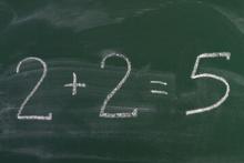 پاسخ ۲+۲ چیست؟ برخی می‌گویند ۵ می‌شود!