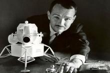 تنها انسان مدفون در ماه!