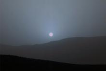 غروب تماشایی خورشید در مریخ / آسمان آبی سیاره سرخ