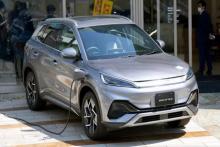 زن استرالیایی دستگاه دیالیز را هنگام قطع برق با خودروی الکتریکی شارژ کرد