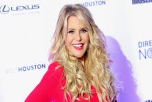 باور می کنید این مدل زن جذاب، 64 ساله است!