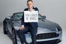 دنیل کریگ ماشین جیمز باند را به نفع دانش‌آموزان بی‌پول می فروشد